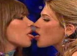 Celia Blanco dando un beso