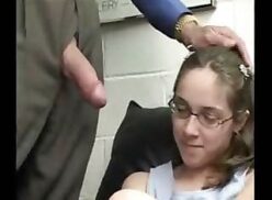 Una adolescente de 18 años es tocada y manipulada por su médico