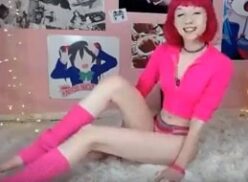 Una mujer caracterizada como un personaje de Lazy Town se estimula sexualmente en un video para adultos