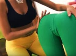 Dos mujeres lesbianas con curvas pronunciadas y la entrepierna visible a través de los leggings