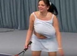 Mientras juega al tenis, Nadine Jansen muestra sus pechos