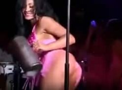 Michelle Soifer haciendo un striptease en un puticlub