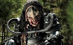 Predator tiene relaciones sexuales con dos indígenas en la jungla