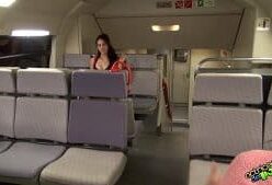 Mujeres chinas manteniendo relaciones íntimas en un lugar público dentro de un tren en Barcelona