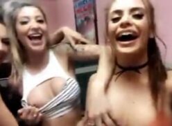 Allison Parker, Rainey James y Austin Reign se divierten en el baño del restaurante Video