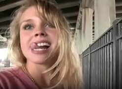 Marcela Rubita practicando sexo oral en una estación ferroviaria