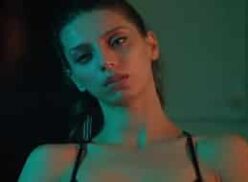 Angela Sarafyan, conocida por su papel en la serie Westworld, posa desnuda