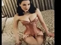 Dita Von Teese tiene una pasión por tomarse fotografías luciendo lencería retro