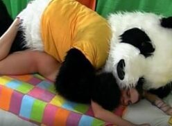 La chica ha tenido una experiencia íntima con un chico disfrazado de panda kung fu