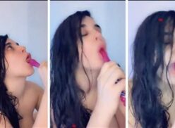 Sarah Love desnuda masturbándose en la bañera Snapchat Video leaked!