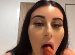 Mikaela testa consolador mamada onlyfans vídeo