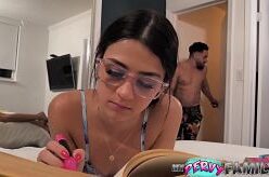 La media hermana intelectual Kylie Rocket experimenta con el miembro viril de su hermanastro depravado