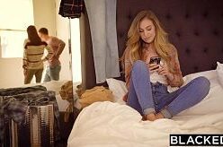 Lyra Louvel, una joven rubia, disfruta con un hombre de color en una escena para Blacked