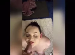 Rosy Paradiso realizando sexo oral a un pene de color oscuro en OnlyFans