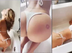 Brittney Palmer filtró fotos en bikini blanco