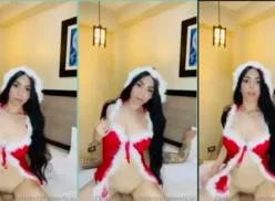 Estefany Vivas sin ropa matando un gallo