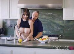 Gabbie Carter sacudiendo sus voluptuosos pechos en la cocina