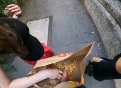 Le practican masajes en la vía pública mientras disimulan con una bolsa de patatas