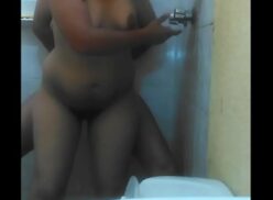 Chica desnuda en el baño