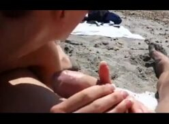 Chicas orinando en la playa