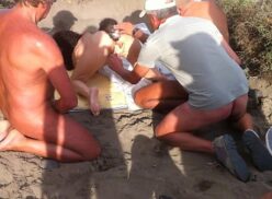 Maduras desnudas en la playa