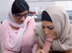 Mujer Mia Khalifa participando en trío con otra mujer de origen árabe