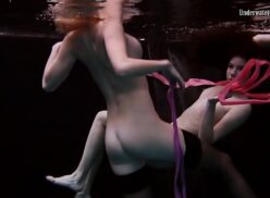 Mujeres nadando desnudas