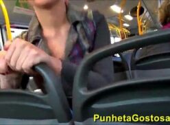Mujeres tocadas en bus