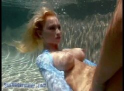Porno bajo del agua