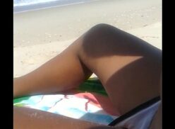Tias en playas desnudas