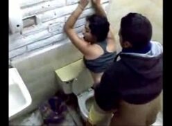 Videos porno en baños publicos