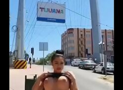 Jovencitas Enseñando Las Tetas