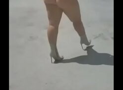 Mujeres Caminando Descalzas
