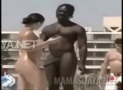 Mujeres Desnudas En La Playa Nudista