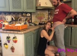 Sorprendida En La Cocina