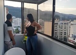 Caballa mujer atornillando en el porche del edificio en videos oorno gratis