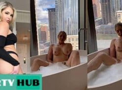 Courtney Tailor Desnudo Porno Masturbándose En Baño Video