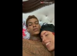 Adolescente realizando sexo oral a Dilon Baby