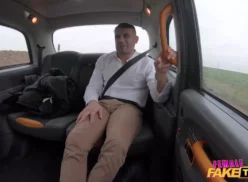 Zuzu Sweet tiene relaciones sexuales con su pasajero en Female Fake Taxi