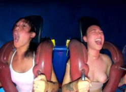 Chicas tetas pop hacia fuera en rollercoaster vídeo