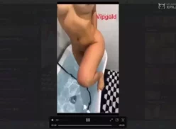 Contenido explícito de Caomi Madalis en su perfil OnlyFans dentro de la bañera