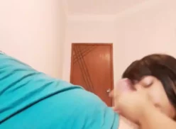 La morena desnuda Flor Venenosah dando oral y chupando bolas