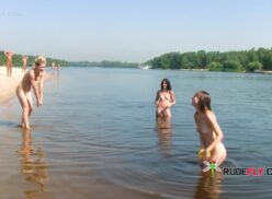 colegialas se divierten jugando con una pelota en una playa naturista_wavewstring