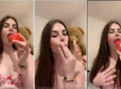 LaurenAlexisgold está mamando un gran juguete de goma con el culo colgando