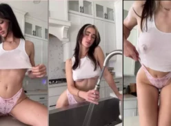 Natalie Roush, la famosa Onlyfans luciendo sus hermosas tetas mojadas y sensuales