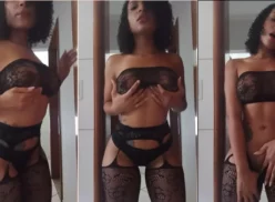 Amanda Luz, con su cuerpo delgadito, luciendo unas braguitas negras super sexys