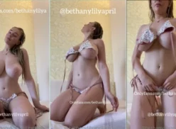 Bethanylilyapril, la ardiente rubia, luce sus preciosos pezones mientras se quita el sujetador y sacude sus grandes tetas