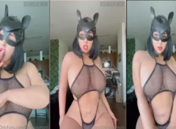 BishoujoMom, vestida de Catwoman, aprieta sus pechos y se chupa los dedos de forma seductora