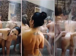 Caliente Sheyla Mell y sus amigas divirtiéndose en el baño