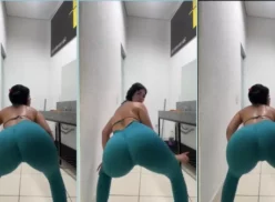 Chica caliente haciendo twerking en pantalones cortos ajustados, ¡muy traviesa